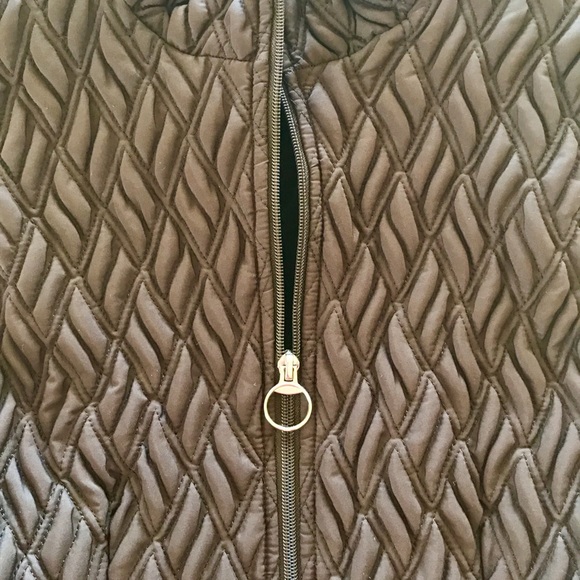 Papillon Blanc Quilted Vest - Picture 2 of 3